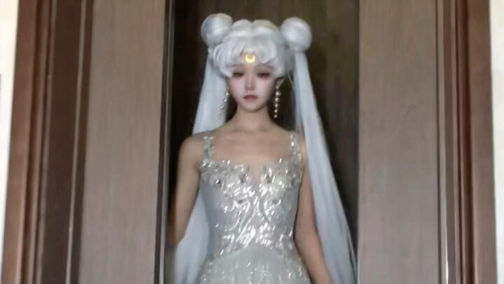 Ingin melihatku tampil dengan gaya berpakaian sekaligus cosplay, kalau begitu aku akan padukan denga