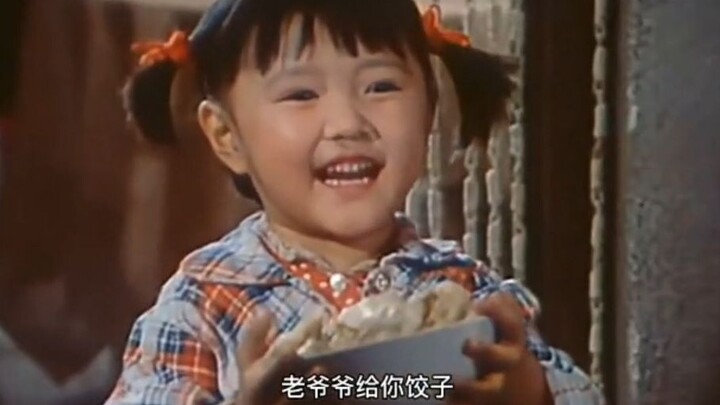 Keluarga cucu makan pangsit isi daging, tapi hanya kasih kakek mianzi dengan acar asin