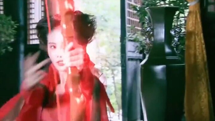 No wonder she’s so formidable even in wide-sleeved robes! Back then, Long Kui shot an arrow straight