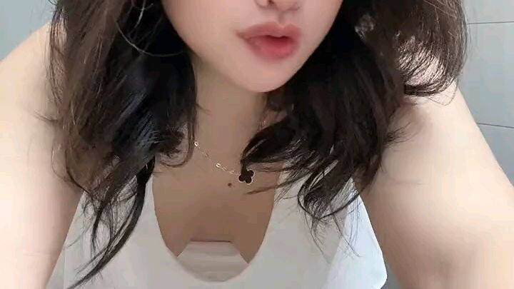 May naka dungaw 🥰