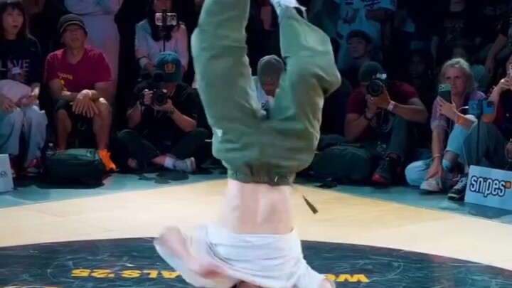 فاز تسيوي شنغيو بلقب بطل BK2V2 للصغار في جلسة الفريستايل بأمريكا.. من يقدر يدير رأسه بهذه الطريقة ال