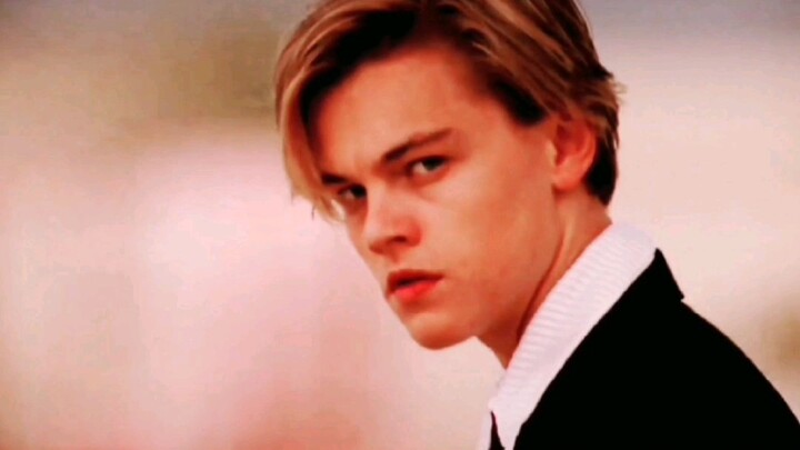 ผู้ชายที่มีรูปลักษณ์อันเป็นสากล แถมยังแสดงได้ยอดเยี่ยมไม่แพ้กัน สมกับเป็นพระเอกในดวงใจของตี๋ลี่เร่อป