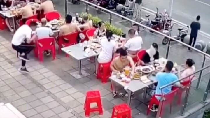 ผู้ชายเหวี่ยงแพนเค้ก แต่ถูกลมแรงพัดปลิวไปป้ายหน้าผู้หญิงเต็มๆ!