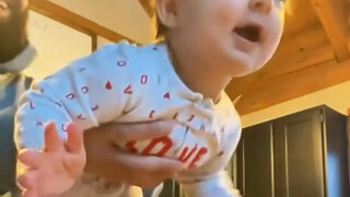 Phản ứng của em bé khi mẹ về nhà thật đáng yêu...