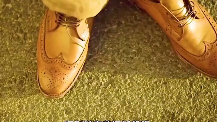 يوم الحظ للمشرّد: عثر بالصدفة على حذاء جلدي، فانطلق من تلك اللحظة نحو قمة حياته.