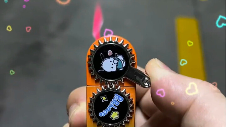 My girlfriend gave me a Pac-Man gear-patterned lighter! The pink gradient flame is so freaking cool!