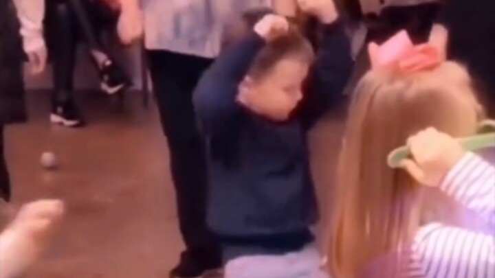 ไอ้หนุ่มนี่ต้องดูสไปเดอร์แมนบ่อยแน่ๆ!