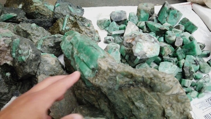 Feira de pedras preciosas em Teofilotone