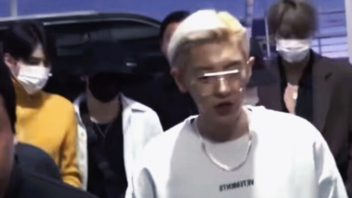 【EXO】Tên “top 3” không phải tự nhiên mà có – sân bay còn long lanh hơn cả sàn diễn!