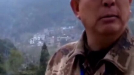 Barisan pemuda yang istimewa ini, dengan posisi berdiri, akan selamanya bertugas menjaga perbatasan 