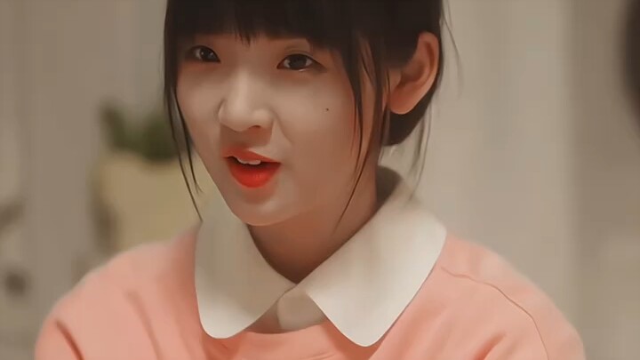 “Trời mưa rồi mà còn không chạy đi, sao lại vừa đi vừa dầm mưa hả, ngốc ạ!”