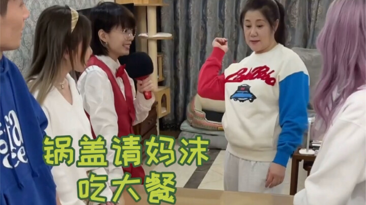 Little hands, stick together—mommy, please treat me to a feast with the pot lid!