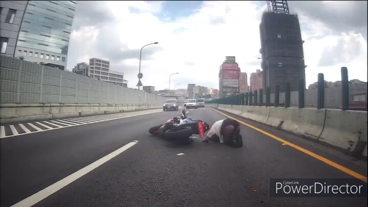 Mô tô mặc váy đen chạy hơi nhanh một chút