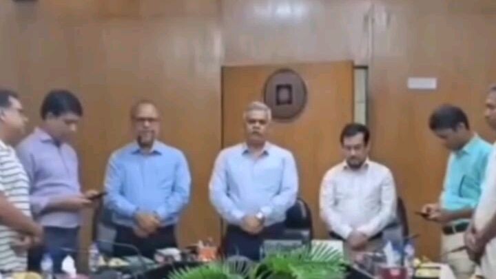 নেপালের বন্যায় নি/হত/দের স্মরণে  রাবি প্রশাসনের এক মিনিট নীরবতা পালন।UNBTV