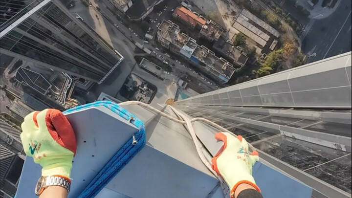 نظرة من منظور الشخص الأول: الرجل العنكبوت يركّب مصابيح تجنّب الاصطدام الجوي على ارتفاع شاهق.