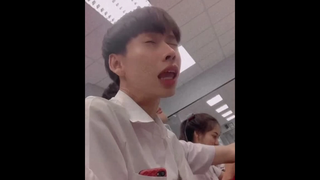 ระหว่างที่เพื่อนกำลังปรับท่ารำ เอ้ก็ยังโดนแกงเหมือนเดิม