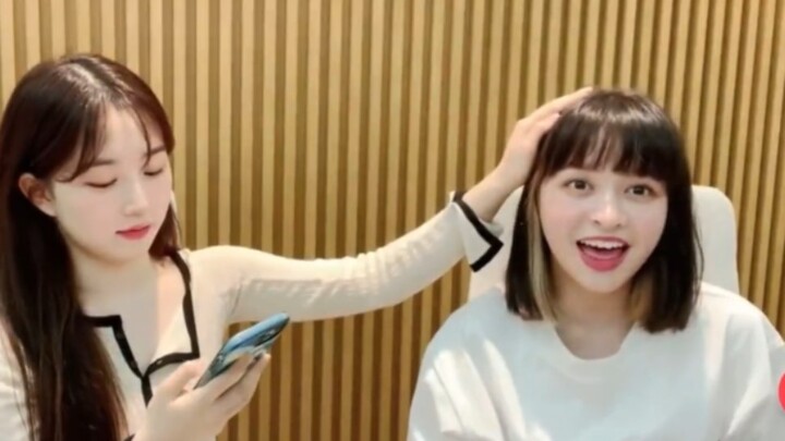 Lily hát nhạc tiếng Anh, Haewon mê mẩn và là “ông hoàng biểu cảm” trên đường phố – VLIVE của NMIXX~
