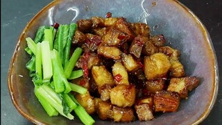 หมูผัดซอสน้ำผึ้งสมุนไพร / Pork belly tender with a sweet-spicy-sticky coating