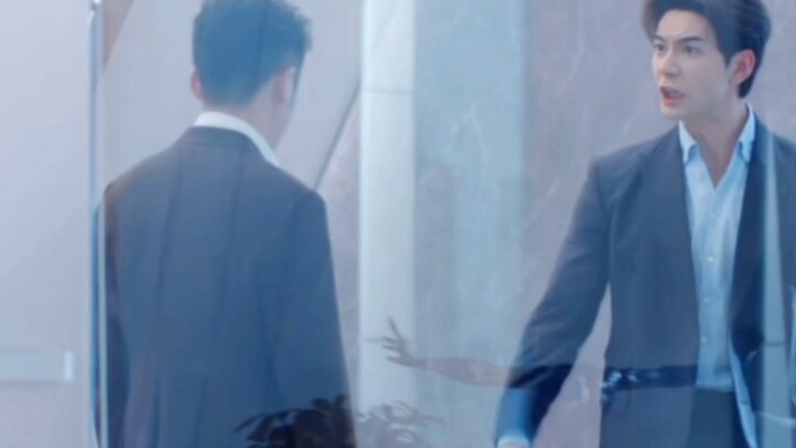 That booming voice really scared me—no wonder the female lead just grabbed her backpack and left.