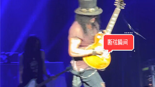 30 detik kemudian, senar putus selama momen berenergi tinggi dari Slash solo! Tapi bagaimana tebasan