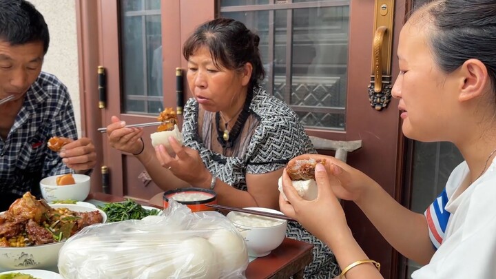 中午媳妇做啥硬菜？满满一盆子黄豆炖猪蹄，越啃越香，真解馋