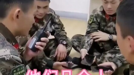 الجندي يتباهى بهاتفه، لكن زميله في الجيش يوقعه في فخ