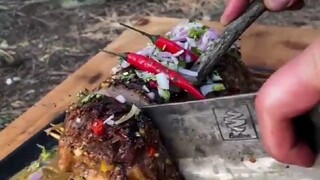 面具小哥带着狗子，在户外自制多种美食