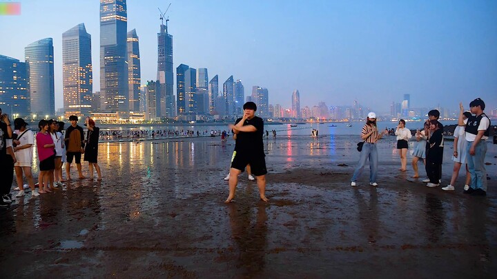 [Random Dance] Giày của tôi bị nước cuốn trôi mất rồi! Fan K-pop không thể kìm nén được DNA của họ -