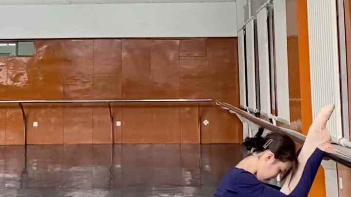 Lớp luyện tập hàng ngày của học viên nghệ thuật múa 223