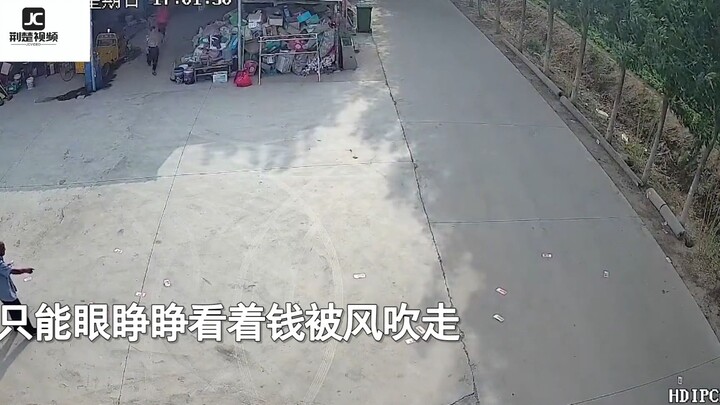 ทั้งร้อนใจทั้งสงสาร! คุณตาเพิ่งรับเงินค่าข้าวสาลีเสร็จแล้วเดินออกมาตรวจนับอีกครั้ง แต่กลับถูกลมแรงพั