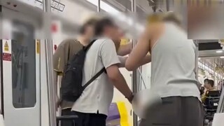 上海地铁上双方发生冲突 女子已躺下 男子仍一脚踩下去# 上海地铁