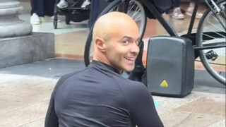 米兰街头艺术家的表演，给游客带来亿点点快乐...