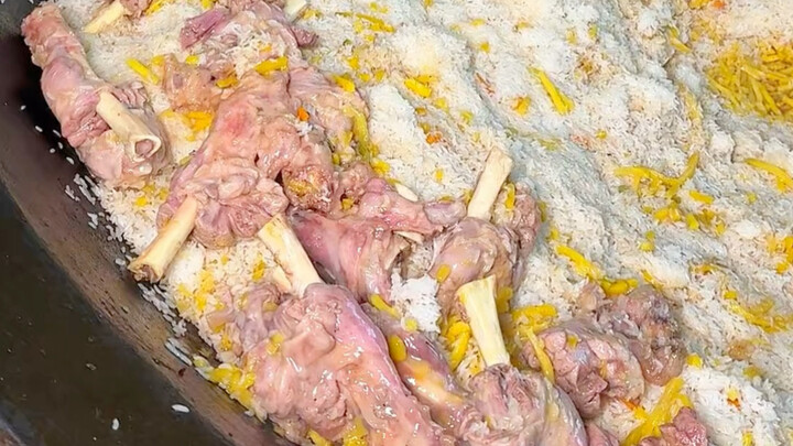 A Xinjiang hand-grabbed rice dish priced at 60,000 yuan, capable of serving 2,000 portions at a time