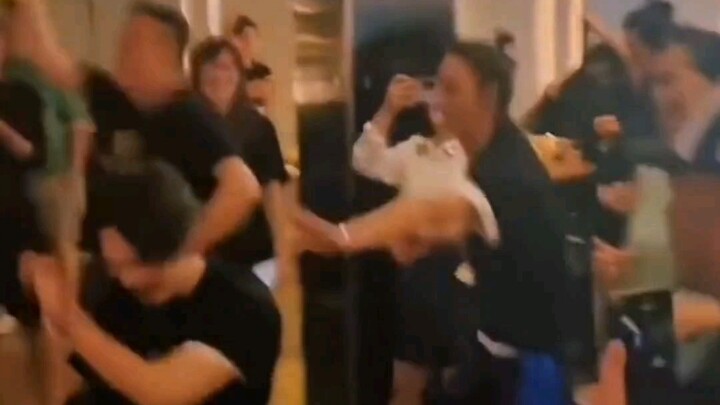 Yu Shi: No wonder she dances so enthusiastically, she's a professional. "She failed the monthly danc