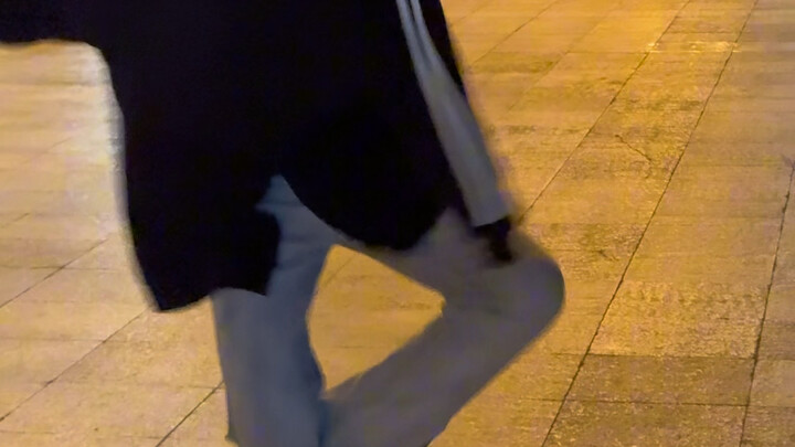 هذا الشخص الذي يزيد طوله عن مترين يركض بسرعة كبيرة جدًا، أنا بطول متر وثمانين لا أستطيع اللحاق به أب