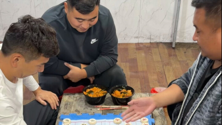 The fusion of Chinese chess and Cao’s Spicy Duck Neck—let’s see what kind of sparks it will create!