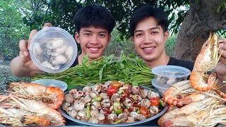 ตำหอยแครงสดๆ กุ้งเผาตัวใหญ่ๆ หอยนางรมตัวอวบๆ มาเด้อครับแซ่บหลายคัก.