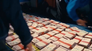 เด็กชายตัวเล็กสองคนได้รับสองสามล้านคน