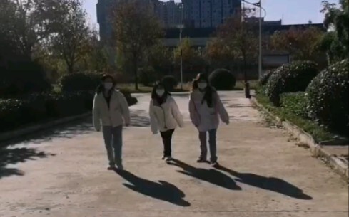 Di jalan menuju kantin sekolah, beberapa siswa berkata: “Bu/Guru, lihat! Apa itu?” Lalu sarapan saya