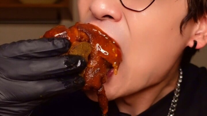 Night Market Horror! Did the eggplant cheat with another leg, and did the pork knuckle have an affai