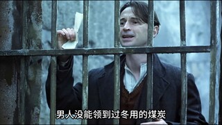 因为起床太晚，男人没能领到过冬用的煤炭，好在刚才离开的煤矿车上掉了一点煤炭，儿子想要捡起地上的煤炭，可男人却制止了他