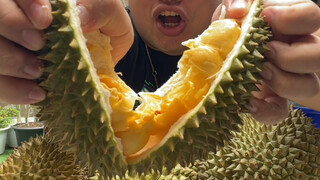 المأكولات التايلاندية: فاكهة الدوريان التي تُعدّ من الأفضل في تايلاند، تُباع بالجملة في سوق الفواكه؛