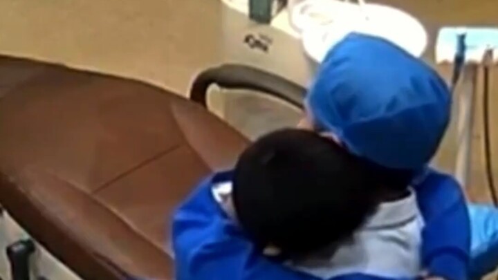 一个拥抱真的能治愈很多，牙医为小朋友拔牙 小朋友献上一个拥抱