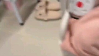 Mie instan yang direndam dengan telur dari teman sekamar lebih menggoda