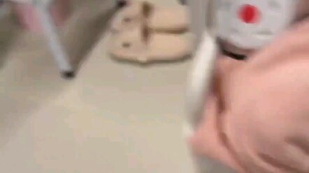 Mie instan yang direndam dengan telur dari teman sekamar lebih menggoda