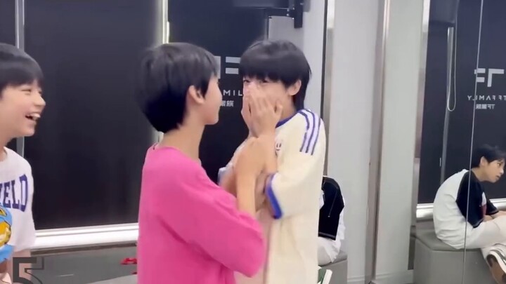 Adegan aktingnya yang imut ini 100% lucu, dan komentar netizen 1000000000% lucu