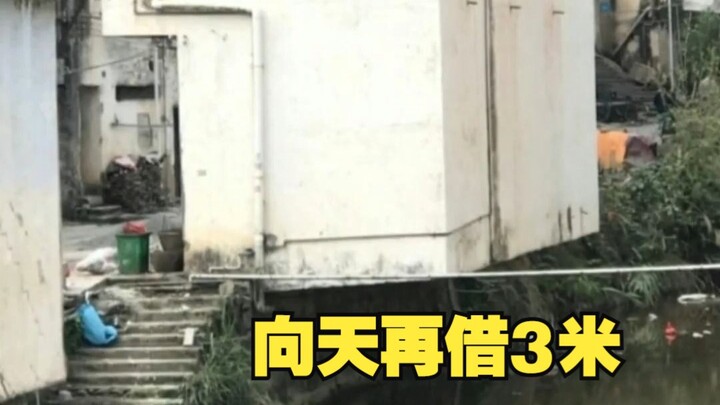 Tanah memang seharga emas! Baru beli lahan rumah selebar 1 meter, tapi tetap aja ‘meminjam’ 1 meter 
