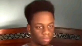 Menekan tombol daya konsol game PS4 seperti menghidupkan mesin pesawat