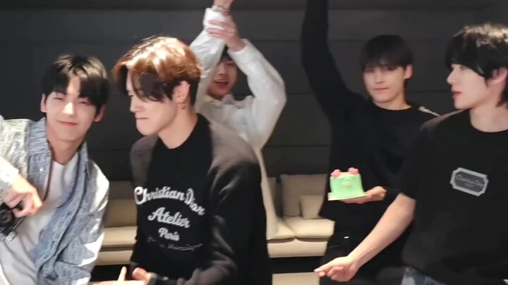 【TXT】เด็กๆ มองกล้องหน่อย พี่ถ่ายรูปให้แล้วนะ! เราทั้งหล่อทั้งน่ารักเลยนะ ☺️☺️☺️☺️☺️ อัปเดต TikTok 25