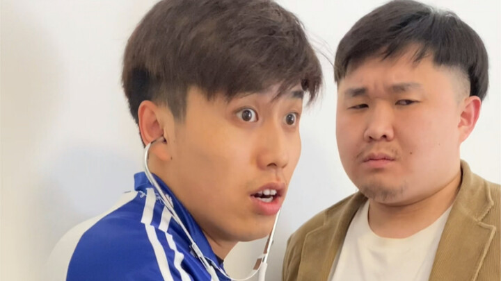 นักเรียนต่างคนต่างพบกับครูที่อยู่ข้างหลังพวกเขา